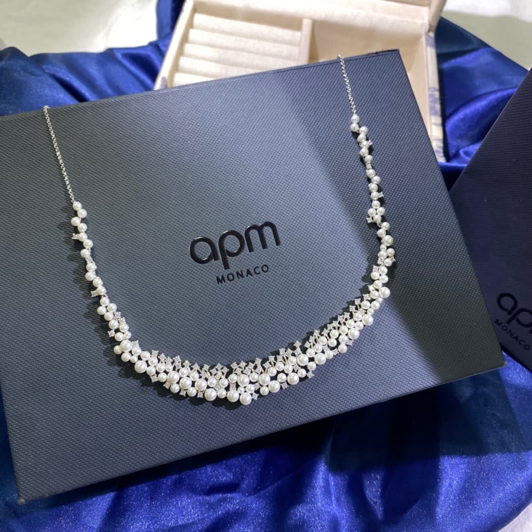 APM Monaco Elegant Diamond Necklace